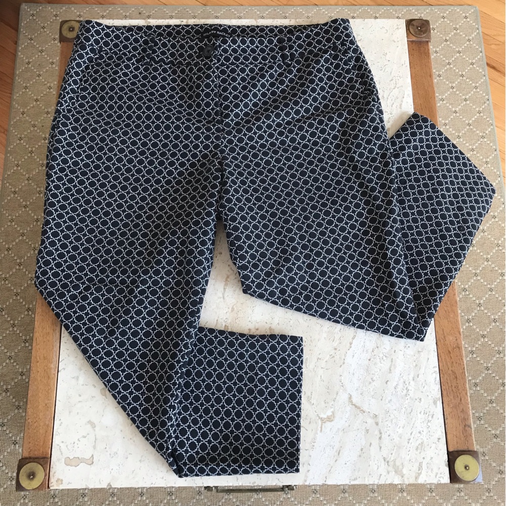 EUC Hilary Radley black & white design capri pants. 23”. Size 10/ 23” inseam.